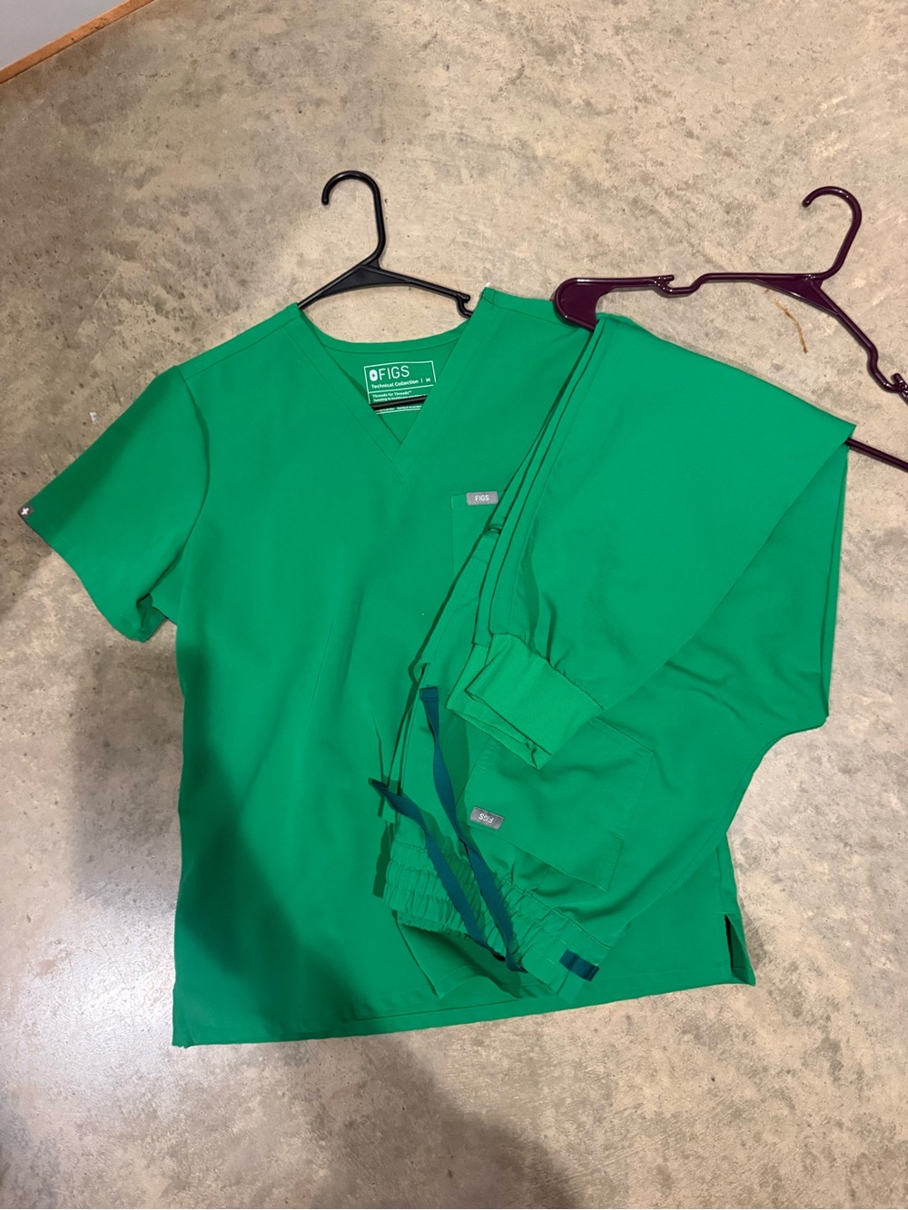 FIGS Women's V-Neck Scrub Matching Set in Green